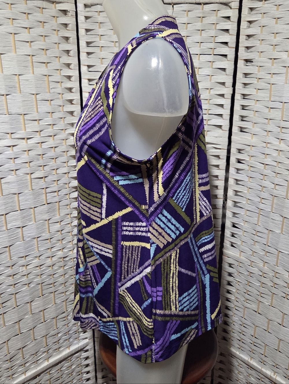 Dana Buchman Sleeveless V-Neck Geometric Print Top in Purple - Picture 3 of 5
